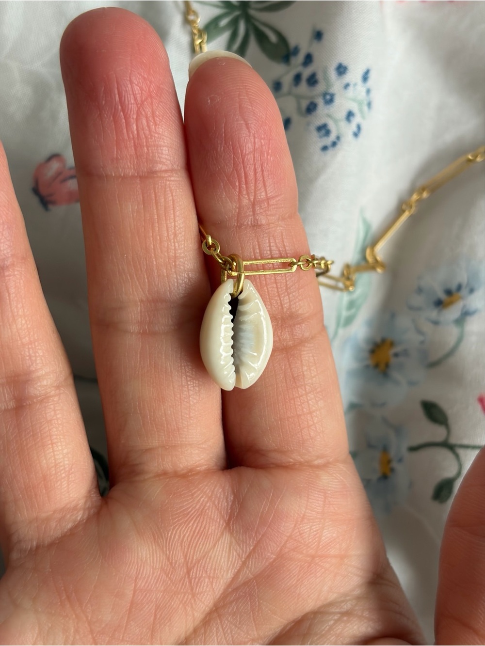 Madewell Gold Shell Pendant Necklace - Picture 7 of 8